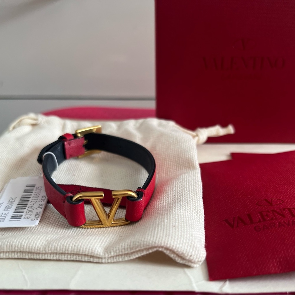 Like New Authentic Valentino Garavani V logo